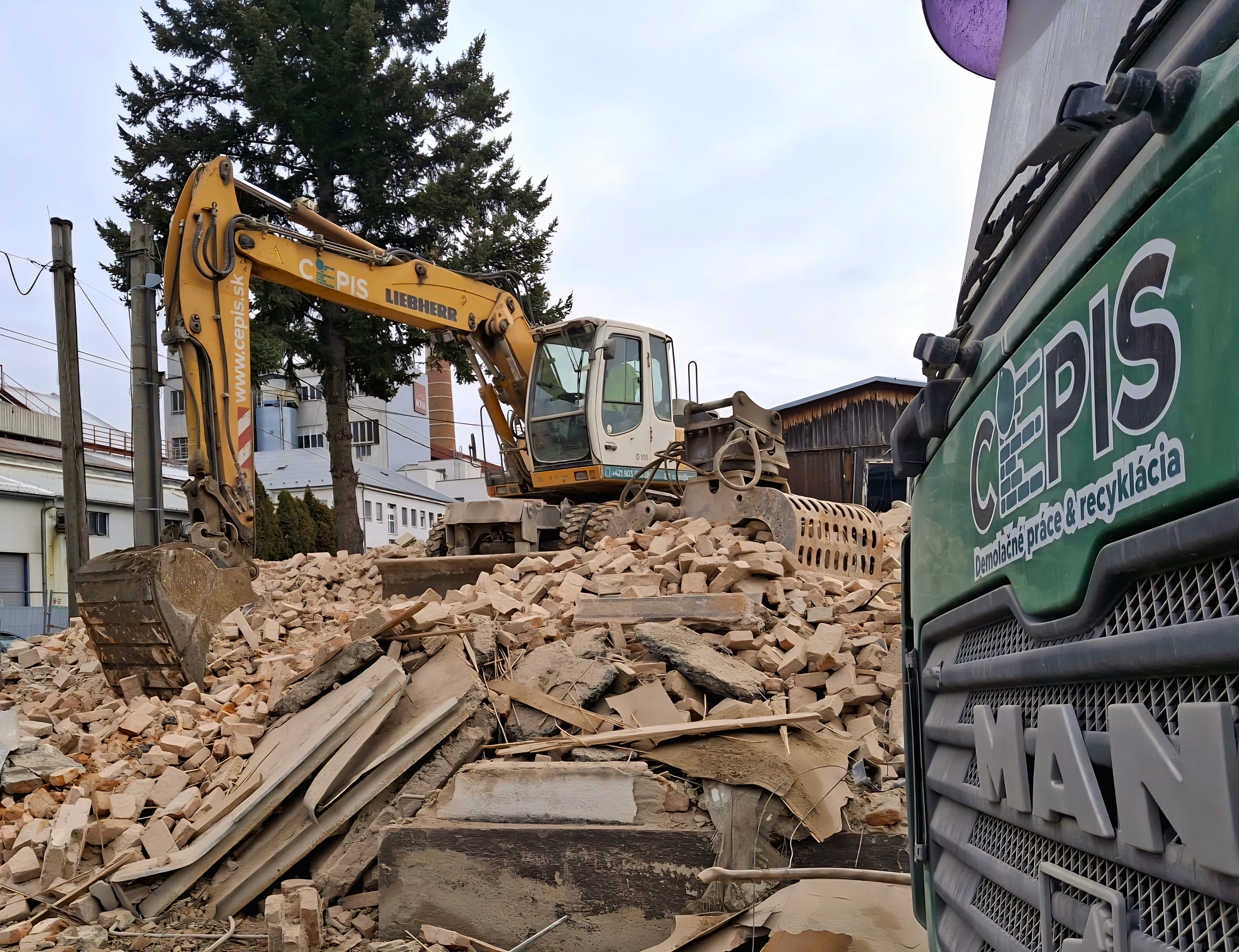 Demolácia objektu RONA, a.s. - Lednické Rovné